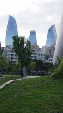 Bakü, Azerbaycan 'da bahar zamanı kentsel fotoğraf çekimi. Tatil ve seyahat kavramı.