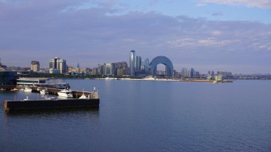 Bakü, Azerbaycan 'da bahar zamanı kentsel fotoğraf çekimi. Tatil ve seyahat kavramı.