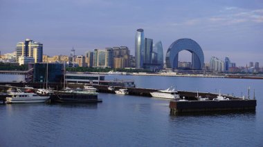 Bakü, Azerbaycan 'da bahar zamanı kentsel fotoğraf çekimi. Tatil ve seyahat kavramı.