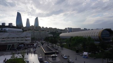 Bakü, Azerbaycan 'da bahar zamanı kentsel fotoğraf çekimi. Tatil ve seyahat kavramı.