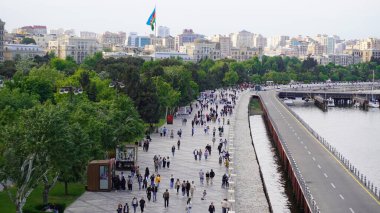 Bakü, Azerbaycan 'da bahar zamanı kentsel fotoğraf çekimi. Tatil ve seyahat kavramı.