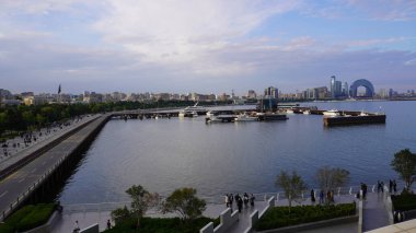 Bakü, Azerbaycan 'da bahar zamanı kentsel fotoğraf çekimi. Tatil ve seyahat kavramı.