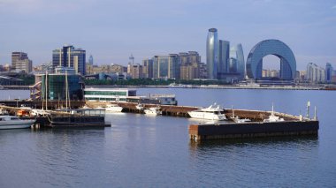 Bakü, Azerbaycan 'da bahar zamanı kentsel fotoğraf çekimi. Tatil ve seyahat kavramı.