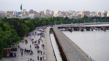 Bakü, Azerbaycan 'da bahar zamanı kentsel fotoğraf çekimi. Tatil ve seyahat kavramı.