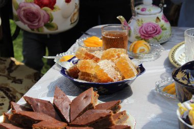 Çay partisi, kapatın.