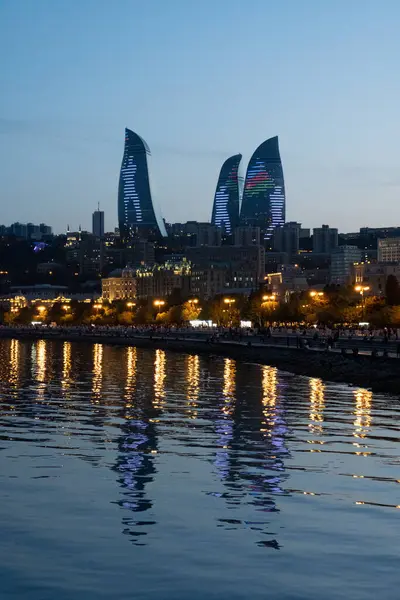 Bakü, Azerbaycan 'da bahar zamanı kentsel fotoğraf çekimi. Tatil ve seyahat kavramı.