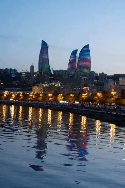 Bakü, Azerbaycan 'da bahar zamanı kentsel fotoğraf çekimi. Tatil ve seyahat kavramı.