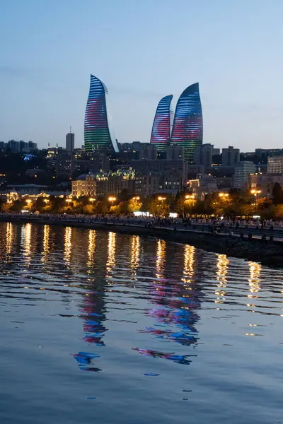 Bakü, Azerbaycan 'da bahar zamanı kentsel fotoğraf çekimi. Tatil ve seyahat kavramı.