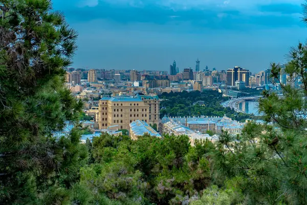 Bakü, Azerbaycan 'da bahar zamanı kentsel fotoğraf çekimi. Tatil ve seyahat kavramı.