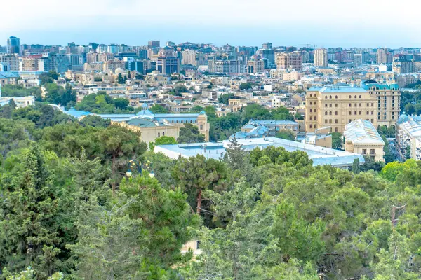 Bakü, Azerbaycan 'da bahar zamanı kentsel fotoğraf çekimi. Tatil ve seyahat kavramı.