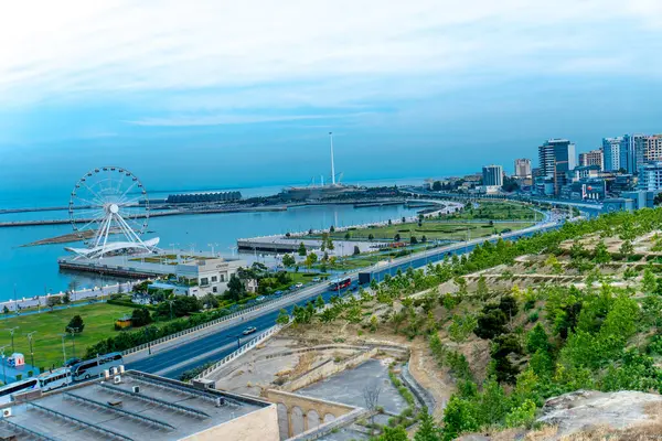 Bakü, Azerbaycan 'da bahar zamanı kentsel fotoğraf çekimi. Tatil ve seyahat kavramı.