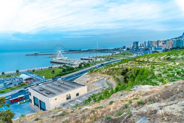 Bakü, Azerbaycan 'da bahar zamanı kentsel fotoğraf çekimi. Tatil ve seyahat kavramı.