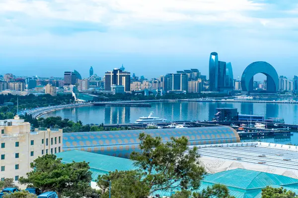 Bakü, Azerbaycan 'da bahar zamanı kentsel fotoğraf çekimi. Tatil ve seyahat kavramı.