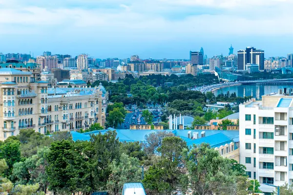 Bakü, Azerbaycan 'da bahar zamanı kentsel fotoğraf çekimi. Tatil ve seyahat kavramı.