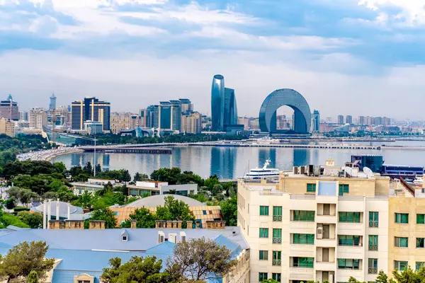 Bakü, Azerbaycan 'da bahar zamanı kentsel fotoğraf çekimi. Tatil ve seyahat kavramı.