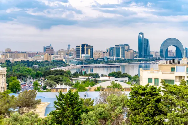 Bakü, Azerbaycan 'da bahar zamanı kentsel fotoğraf çekimi. Tatil ve seyahat kavramı.