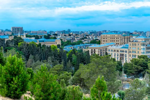 Bakü, Azerbaycan 'da bahar zamanı kentsel fotoğraf çekimi. Tatil ve seyahat kavramı.