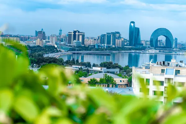Bakü, Azerbaycan 'da bahar zamanı kentsel fotoğraf çekimi. Tatil ve seyahat kavramı.