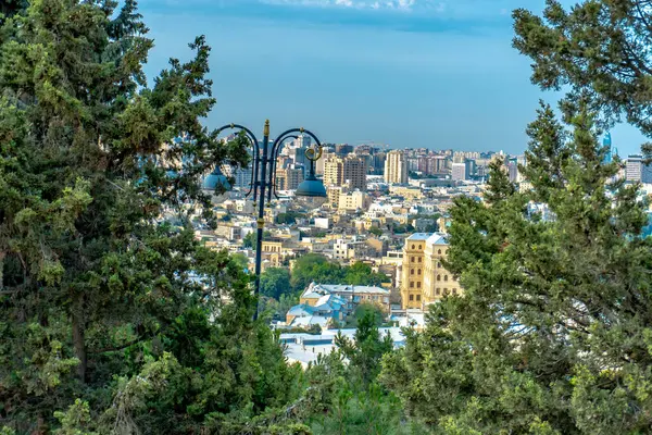 Bakü, Azerbaycan 'da bahar zamanı kentsel fotoğraf çekimi. Tatil ve seyahat kavramı.