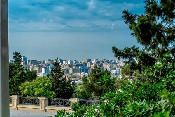 Bakü, Azerbaycan 'da bahar zamanı kentsel fotoğraf çekimi. Tatil ve seyahat kavramı.