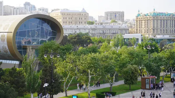 Bakü, Azerbaycan 'da bahar zamanı kentsel fotoğraf çekimi. Tatil ve seyahat kavramı.