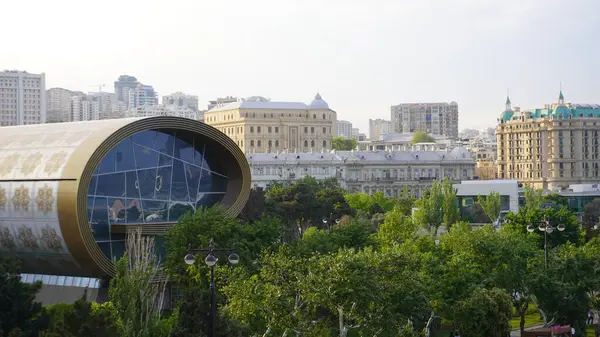 Bakü, Azerbaycan 'da bahar zamanı kentsel fotoğraf çekimi. Tatil ve seyahat kavramı.