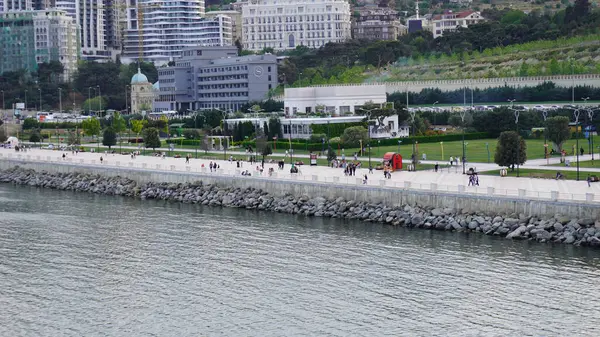 Bakü, Azerbaycan 'da bahar zamanı kentsel fotoğraf çekimi. Tatil ve seyahat kavramı.