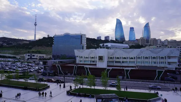 Bakü, Azerbaycan 'da bahar zamanı kentsel fotoğraf çekimi. Tatil ve seyahat kavramı.