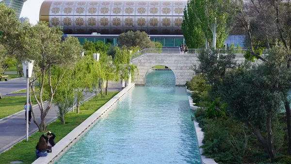 Bakü, Azerbaycan 'da bahar zamanı kentsel fotoğraf çekimi. Tatil ve seyahat kavramı.