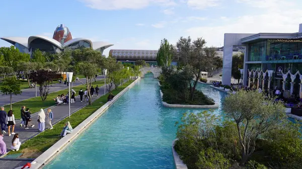 Bakü, Azerbaycan 'da bahar zamanı kentsel fotoğraf çekimi. Tatil ve seyahat kavramı.