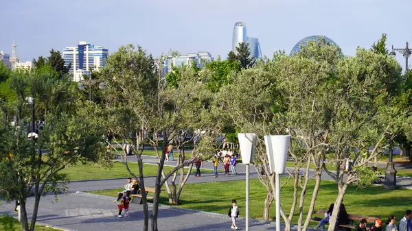 Bakü, Azerbaycan 'da bahar zamanı kentsel fotoğraf çekimi. Tatil ve seyahat kavramı.