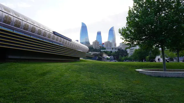 Bakü, Azerbaycan 'da bahar zamanı kentsel fotoğraf çekimi. Tatil ve seyahat kavramı.