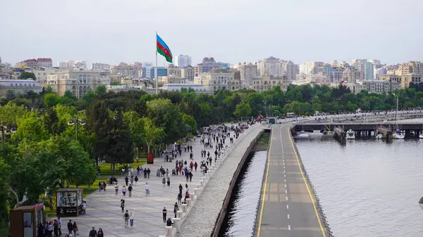 Bakü, Azerbaycan 'da bahar zamanı kentsel fotoğraf çekimi. Tatil ve seyahat kavramı.