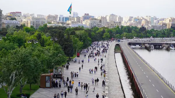 Bakü, Azerbaycan 'da bahar zamanı kentsel fotoğraf çekimi. Tatil ve seyahat kavramı.