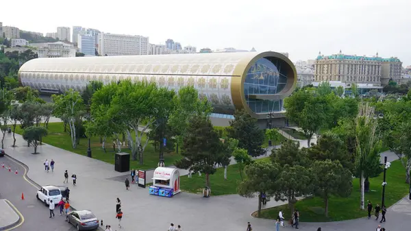 Bakü, Azerbaycan 'da bahar zamanı kentsel fotoğraf çekimi. Tatil ve seyahat kavramı.