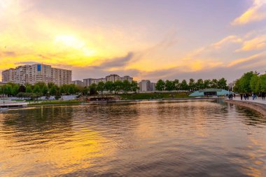 Dada Gorgud parkı, gün batımında. Bakü, Azerbaycan.