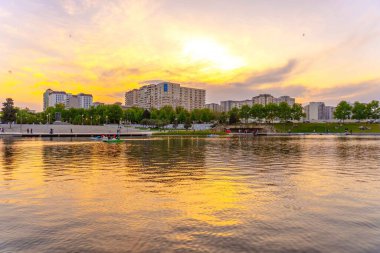 Dada Gorgud parkı, gün batımında. Bakü, Azerbaycan.