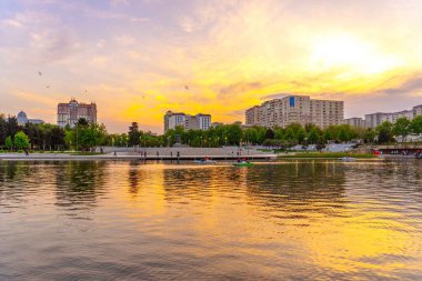 Dada Gorgud parkı, gün batımında. Bakü, Azerbaycan.