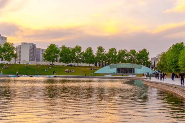 Dada Gorgud parkı, gün batımında. Bakü, Azerbaycan.