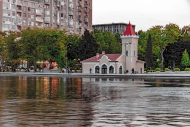Dada Gorgud parkı, gün batımında. Bakü, Azerbaycan.