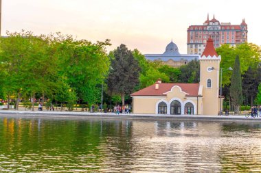 Dada Gorgud parkı, gün batımında. Bakü, Azerbaycan.