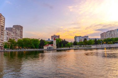 Dada Gorgud parkı, gün batımında. Bakü, Azerbaycan.