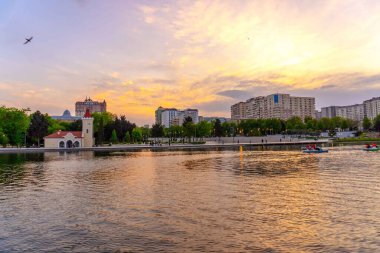 Dada Gorgud parkı, gün batımında. Bakü, Azerbaycan.