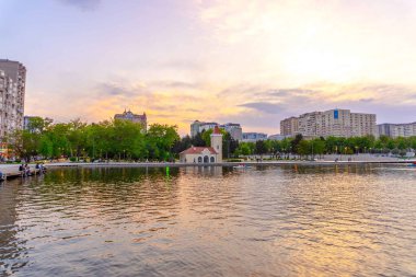 Dada Gorgud parkı, gün batımında. Bakü, Azerbaycan.