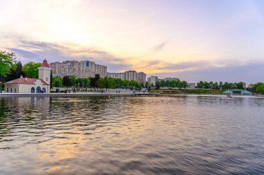 Dada Gorgud parkı, gün batımında. Bakü, Azerbaycan.
