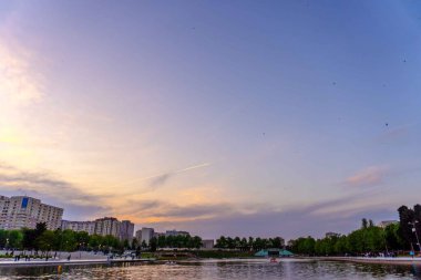 Dada Gorgud parkı, gün batımında. Bakü, Azerbaycan.