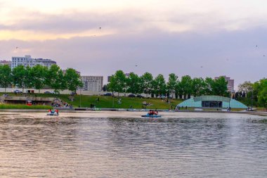 Dada Gorgud parkı, gün batımında. Bakü, Azerbaycan.