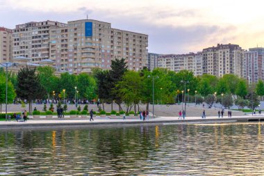 Dada Gorgud parkı, gün batımında. Bakü, Azerbaycan.