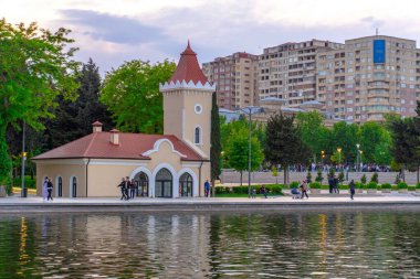 Dada Gorgud parkı, gün batımında. Bakü, Azerbaycan.