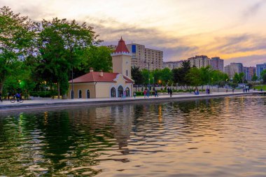 Dada Gorgud parkı, gün batımında. Bakü, Azerbaycan.